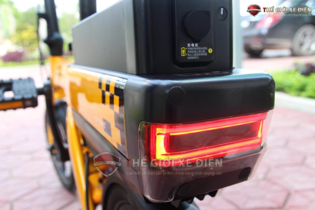 đuôi xe điện gấp aima