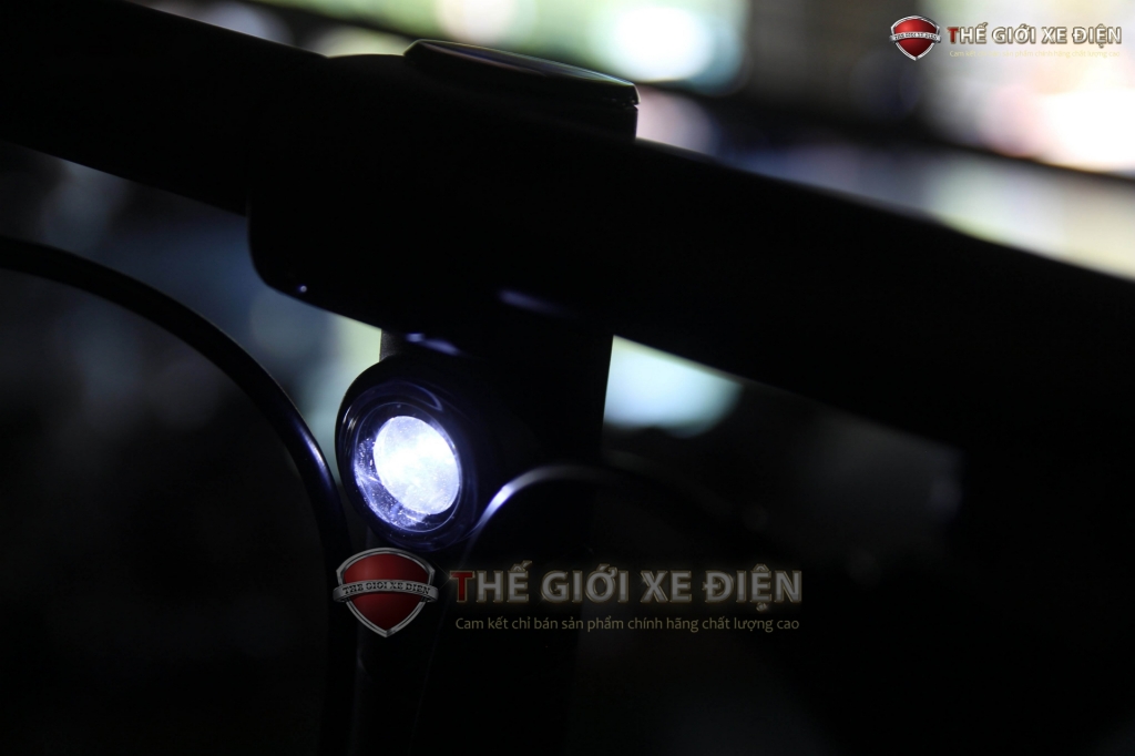 đèn cảm biến xe điện gấp aima