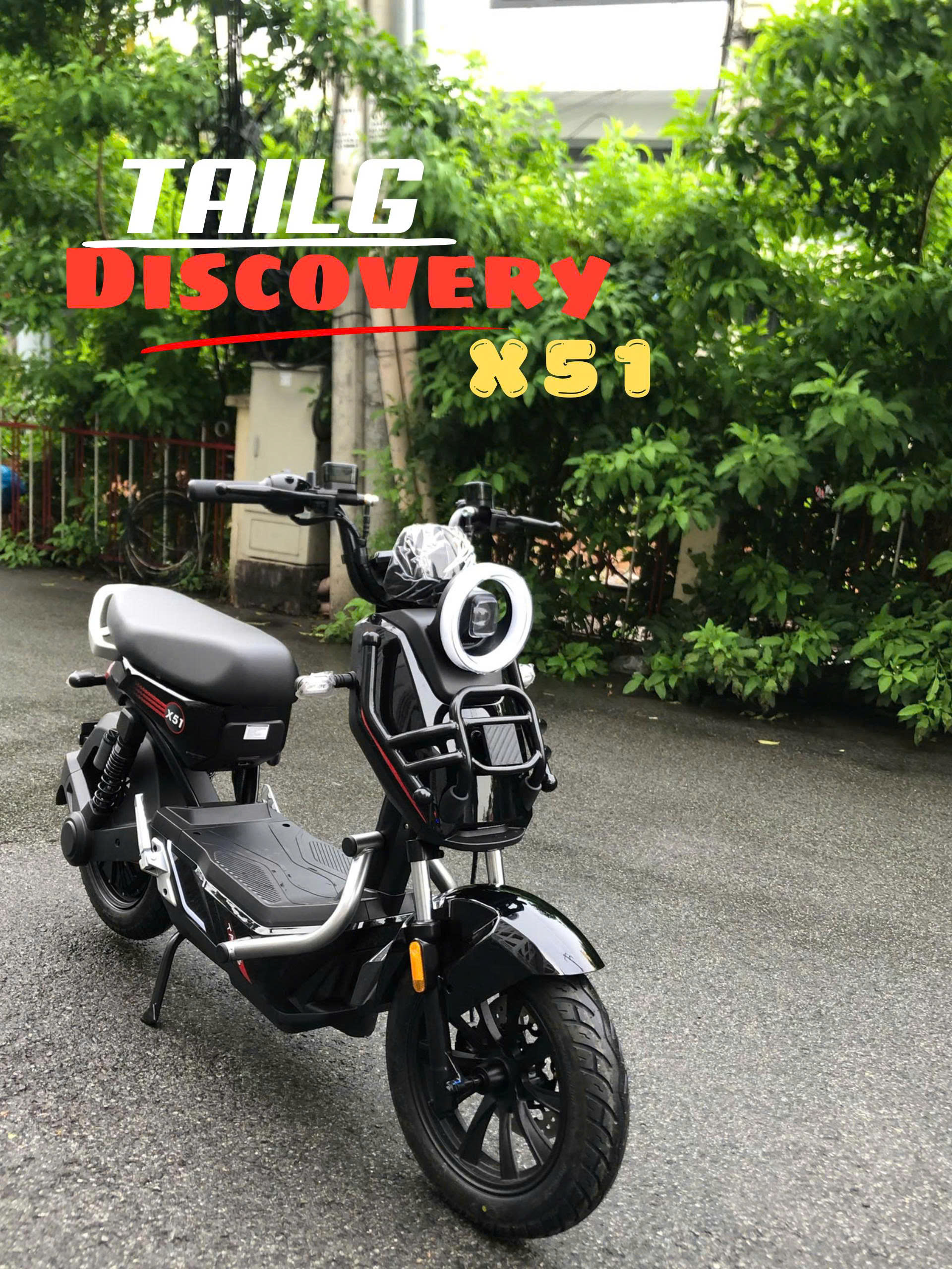 Trong thế giới xe đạp điện đang phát triển mạnh mẽ, Tailg Discovery X51 đã vươn lên như một biểu tượng của công nghệ hiện đại kết hợp với ngoại hình mạnh mẽ đầy cá tính. Không chỉ là phương tiện di chuyển hàng ngày, mẫu xe này còn là một "tuyên ngôn" về phong cách sống mới, gọn gàng, thông minh và thân thiện với môi trường. Chi tiết xe được chăm chút từng góc cạnh Xe đạp điện Tailg Discovery X51 không chỉ tập trung vào hiệu năng mà còn chú trọng đến thiết kế, chăm chút từng chi tiết nhỏ để mang đến trải nghiệm sử dụng hoàn hảo cho người dùng. Ngoại hình vuông vức: Cấu trúc chắc chắn Tailg X51 gây ấn tượng mạnh bởi dáng xe cơ bắp, khung sườn cứng cáp được tạo hình khỏe khoắn, đậm chất địa hình. Từng góc cạnh đều mang hơi thở hiện đại: mặt nạ trước nổi bật với đường bo góc mạnh mẽ, bộ càng sau đúc nguyên khối và hệ thống giá đỡ chịu lực phía trước gợi nhớ đến các dòng mô tô thể thao. Thân xe phủ lớp sơn tĩnh điện cao cấp, chống trầy, màu sắc được xử lý tinh tế với độ sâu và độ bóng cao. Xe hiện có các tùy chọn: đỏ đô, xanh ngọc, trắng, đen, phù hợp với cá tính của nhiều người dùng. Đèn bi cầu: Không chỉ sáng mà còn phong cách Phía trước là đèn pha LED bi cầu siêu sáng với dải demi viền tròn cực kỳ bắt mắt. Đèn được thiết kế theo dạng mắt tròn độc đáo, có khả năng chiếu xa và phân bổ ánh sáng rộng, đảm bảo an toàn tối ưu vào ban đêm. Hệ thống đèn hậu LED, đèn xi nhan báo rẽ và đèn chiếu sàn dạng LED viền giúp xe nổi bật và dễ nhận diện trong mọi điều kiện. Vành đúc nguyên khối: Lốp lớn không săm Trang bị bộ lốp 90/90-12 không săm kết hợp với vành nhôm đúc nguyên khối, xe không chỉ bám đường tốt mà còn tăng khả năng chịu lực, giảm nguy cơ thủng lốp đột ngột khi đi qua ổ gà hay vật sắc nhọn. Lốp địa hình rộng giúp bạn tự tin hơn khi leo dốc, vượt địa hình phức tạp. Hiệu suất vận hành mạnh mẽ, vượt trội phân khúc Không chỉ nổi bật ở ngoại hình, xe đạp điện Tailg Discovery X51 còn gây ấn tượng với hiệu suất vận hành mạnh mẽ, vượt xa nhiều đối thủ cùng phân khúc. Động cơ không chổi than 800W: Mạnh nhưng êm Tailg Discovery X51 sử dụng động cơ điện 1 chiều không chổi than QS Motor công suất thực 800W tối đa lên đến 1000W. Khác biệt so với các mẫu xe đạp điện truyền thống, động cơ này vận hành cực kỳ êm ái, bền bỉ và cho khả năng tăng tốc cực tốt. Ngay cả khi chở hai người hoặc leo dốc cao, xe vẫn giữ được sự ổn định và mượt mà nhờ mô-men xoắn lớn và lực kéo mạnh. Tốc độ lên tới 50km/h Không phải xe đạp điện nào cũng có thể đạt tốc độ đến 50km/h, con số mà Tailg X51 dễ dàng chạm tới. Mức tốc độ này đáp ứng tốt cho mọi nhu cầu đi lại trong thành phố hoặc di chuyển liên tỉnh. Kết hợp hệ thống truyền động tối ưu, người lái sẽ cảm nhận rõ sự mượt mà khi tăng tốc hoặc chuyển chế độ. Chế độ chạy 3 cấp và phanh đĩa Xe được trang bị hệ thống phanh đĩa cả trước và sau, cho phản hồi nhạy và chính xác trong cả điều kiện đường trơn hoặc đang chạy nhanh. Ba chế độ vận hành từ tiết kiệm – trung bình – tối đa cho phép người dùng linh hoạt chuyển đổi phù hợp địa hình và tiết kiệm điện. Năng lượng: Di chuyển thoải mái cả ngày dài Với khả năng tích trữ điện tốt và quãng đường di chuyển lên đến 80 km mỗi lần sạc, xe đạp điện Tailg Discovery X51 cho phép bạn thoải mái sử dụng cả ngày mà không lo hết pin giữa chừng. Hệ thống ắc quy 5 bình Tianneng 22.3Ah: Quãng đường lên đến 80km Bên dưới yên xe là hệ thống 5 bình ắc quy 22.3Ah hiệu Tianneng, thương hiệu hàng đầu về lưu trữ năng lượng tại Trung Quốc. Đây là loại bình có khả năng cung cấp dòng điện mạnh, ổn định và đặc biệt có độ bền vượt trội với chu kỳ sạc xả cao. Theo thử nghiệm thực tế, Tailg X51 có thể chạy 80 đến 90km sau mỗi lần sạc đầy, phù hợp cả cho học sinh đi học, người đi làm, giao hàng hoặc di chuyển liên tục nhiều chặng mỗi ngày. Hệ thống sạc tự động ngắt: Bảo vệ an toàn tuyệt đối Bộ sạc của xe được trang bị công nghệ tự động ngắt khi đầy, giúp tránh hiện tượng chai ắc quy, quá nhiệt hay rủi ro cháy nổ. Đây là một phần của tiêu chuẩn an toàn cao mà Tailg áp dụng cho toàn bộ dòng xe của mình. Ngoài ra, toàn bộ cụm điện được thiết kế theo tiêu chuẩn chống nước IP67, đảm bảo an toàn khi vận hành dưới trời mưa hoặc vùng ngập nước nhẹ. Công nghệ: thông minh, tiện ích Được trang bị các tính năng hiện đại như khóa thông minh, định vị GPS và kết nối ứng dụng, xe Tailg Discovery X51 mang đến trải nghiệm lái thông minh, tiện ích và an toàn hơn mỗi ngày. Màn hình LCD: Trực quan, hiện đại Ngay trước tay lái là màn hình LCD kỹ thuật số full LED hiển thị rõ ràng các thông số như: tốc độ, mức pin, chế độ lái, đèn báo lỗi,… Giao diện thân thiện, sáng tự động theo môi trường giúp người dùng dễ quan sát ngay cả khi ánh sáng ngoài trời thay đổi. Công nghệ ARS: Báo lỗi tự động Không cần đến thợ sửa, bạn có thể dễ dàng biết được tình trạng xe thông qua hệ thống ARS – báo lỗi tự động. Các lỗi động cơ, pin, điều khiển sẽ được hiển thị ngay trên màn hình hoặc thông qua các đèn báo hiệu, giúp bạn kịp thời xử lý trước khi phát sinh lỗi nghiêm trọng. ART kiểm soát lực kéo: Chống trượt bánh khi vào cua Công nghệ ART (Active Road Traction) sẽ phát huy tác dụng tối đa khi xe vào cua hoặc đi đường trơn, giúp bánh xe bám đường tốt hơn, tránh trượt bánh đột ngột. Đây là tính năng mà hiếm mẫu xe đạp điện nào trong tầm giá được trang bị. Trải nghiệm người dùng: Tối ưu, thoải mái Từ yên xe êm ái, tư thế lái thoải mái đến khả năng vận hành êm mượt, xe điện Tailg Discovery X51 được thiết kế để mang lại trải nghiệm tối ưu cho người dùng trong mọi hành trình. Giảm xóc thủy lực kép Phía trước là giảm xóc dạng ống lồng, phía sau là giảm xóc thủy lực đôi, giúp xe vận hành cực kỳ ổn định và êm ái kể cả khi đi qua các ổ gà hoặc đoạn đường xấu. Với tải trọng lên đến 180kg, xe có thể chở 2 người lớn mà không bị ì hay rung lắc. Yên xe PU cao cấp, Cốp chứa đồ vừa đủ Yên được bọc da PU chống thấm, êm ái và không bị bong tróc sau thời gian dài sử dụng. Dưới yên là cốp xe nhỏ gọn vừa đủ để cất áo mưa, găng tay hoặc một số vật dụng cá nhân. Phía trước xe còn có móc treo đồ và hộc nhỏ tiện lợi cho việc để chai nước, điện thoại. Khi mua xe đạp điện Tailg Discovery X51 tại Thế Giới Xe Điện, bạn hoàn toàn yên tâm về chất lượng và chế độ hậu mãi. Xe chính hãng Tailg, được bảo hành toàn diện lên đến 2 năm, không chỉ gồm ắc quy và khung xe mà còn bao gồm cả các phụ kiện đi kèm như đèn, đồng hồ, tay ga, bộ sạc... Đây là chính sách bảo hành hiếm có trên thị trường, khẳng định cam kết của Tailg và Thế Giới Xe Điện trong việc mang đến trải nghiệm an tâm và lâu dài cho khách hàng. Tailg Discovery X51 không chỉ là một phương tiện, mà là đại diện cho xu hướng sống xanh, năng động và thông minh. Với ngoại hình thể thao, động cơ mạnh mẽ, công nghệ hiện đại và độ an toàn cao, đây là lựa chọn lý tưởng cho cả học sinh, sinh viên, người đi làm hay bất kỳ ai muốn sở hữu chiếc xe điện "xứng đáng từng đồng". Trong thế giới xe đạp điện đang phát triển mạnh mẽ, Tailg Discovery X51 đã vươn lên như một biểu tượng của công nghệ hiện đại kết hợp với ngoại hình mạnh mẽ đầy cá tính. Không chỉ là phương tiện di chuyển hàng ngày, mẫu xe này còn là một "tuyên ngôn" về phong cách sống mới, gọn gàng, thông minh và thân thiện với môi trường. Chi tiết xe được chăm chút từng góc cạnh Xe đạp điện Tailg Discovery X51 không chỉ tập trung vào hiệu năng mà còn chú trọng đến thiết kế, chăm chút từng chi tiết nhỏ để mang đến trải nghiệm sử dụng hoàn hảo cho người dùng. Ngoại hình vuông vức: Cấu trúc chắc chắn Tailg X51 gây ấn tượng mạnh bởi dáng xe cơ bắp, khung sườn cứng cáp được tạo hình khỏe khoắn, đậm chất địa hình. Từng góc cạnh đều mang hơi thở hiện đại: mặt nạ trước nổi bật với đường bo góc mạnh mẽ, bộ càng sau đúc nguyên khối và hệ thống giá đỡ chịu lực phía trước gợi nhớ đến các dòng mô tô thể thao. Thân xe phủ lớp sơn tĩnh điện cao cấp, chống trầy, màu sắc được xử lý tinh tế với độ sâu và độ bóng cao. Xe hiện có các tùy chọn: đỏ đô, xanh ngọc, trắng, đen, phù hợp với cá tính của nhiều người dùng. Đèn bi cầu: Không chỉ sáng mà còn phong cách Phía trước là đèn pha LED bi cầu siêu sáng với dải demi viền tròn cực kỳ bắt mắt. Đèn được thiết kế theo dạng mắt tròn độc đáo, có khả năng chiếu xa và phân bổ ánh sáng rộng, đảm bảo an toàn tối ưu vào ban đêm. Hệ thống đèn hậu LED, đèn xi nhan báo rẽ và đèn chiếu sàn dạng LED viền giúp xe nổi bật và dễ nhận diện trong mọi điều kiện. Vành đúc nguyên khối: Lốp lớn không săm Trang bị bộ lốp 90/90-12 không săm kết hợp với vành nhôm đúc nguyên khối, xe không chỉ bám đường tốt mà còn tăng khả năng chịu lực, giảm nguy cơ thủng lốp đột ngột khi đi qua ổ gà hay vật sắc nhọn. Lốp địa hình rộng giúp bạn tự tin hơn khi leo dốc, vượt địa hình phức tạp. Hiệu suất vận hành mạnh mẽ, vượt trội phân khúc Không chỉ nổi bật ở ngoại hình, xe đạp điện Tailg Discovery X51 còn gây ấn tượng với hiệu suất vận hành mạnh mẽ, vượt xa nhiều đối thủ cùng phân khúc. Động cơ không chổi than 800W: Mạnh nhưng êm Tailg Discovery X51 sử dụng động cơ điện 1 chiều không chổi than QS Motor công suất thực 800W tối đa lên đến 1000W. Khác biệt so với các mẫu xe đạp điện truyền thống, động cơ này vận hành cực kỳ êm ái, bền bỉ và cho khả năng tăng tốc cực tốt. Ngay cả khi chở hai người hoặc leo dốc cao, xe vẫn giữ được sự ổn định và mượt mà nhờ mô-men xoắn lớn và lực kéo mạnh. Tốc độ lên tới 50km/h Không phải xe đạp điện nào cũng có thể đạt tốc độ đến 50km/h, con số mà Tailg X51 dễ dàng chạm tới. Mức tốc độ này đáp ứng tốt cho mọi nhu cầu đi lại trong thành phố hoặc di chuyển liên tỉnh. Kết hợp hệ thống truyền động tối ưu, người lái sẽ cảm nhận rõ sự mượt mà khi tăng tốc hoặc chuyển chế độ. Chế độ chạy 3 cấp và phanh đĩa Xe được trang bị hệ thống phanh đĩa cả trước và sau, cho phản hồi nhạy và chính xác trong cả điều kiện đường trơn hoặc đang chạy nhanh. Ba chế độ vận hành từ tiết kiệm – trung bình – tối đa cho phép người dùng linh hoạt chuyển đổi phù hợp địa hình và tiết kiệm điện. Năng lượng: Di chuyển thoải mái cả ngày dài Với khả năng tích trữ điện tốt và quãng đường di chuyển lên đến 80 km mỗi lần sạc, xe đạp điện Tailg Discovery X51 cho phép bạn thoải mái sử dụng cả ngày mà không lo hết pin giữa chừng. Hệ thống ắc quy 5 bình Tianneng 22.3Ah: Quãng đường lên đến 80km Bên dưới yên xe là hệ thống 5 bình ắc quy 22.3Ah hiệu Tianneng, thương hiệu hàng đầu về lưu trữ năng lượng tại Trung Quốc. Đây là loại bình có khả năng cung cấp dòng điện mạnh, ổn định và đặc biệt có độ bền vượt trội với chu kỳ sạc xả cao. Theo thử nghiệm thực tế, Tailg X51 có thể chạy 80 đến 90km sau mỗi lần sạc đầy, phù hợp cả cho học sinh đi học, người đi làm, giao hàng hoặc di chuyển liên tục nhiều chặng mỗi ngày. Hệ thống sạc tự động ngắt: Bảo vệ an toàn tuyệt đối Bộ sạc của xe được trang bị công nghệ tự động ngắt khi đầy, giúp tránh hiện tượng chai ắc quy, quá nhiệt hay rủi ro cháy nổ. Đây là một phần của tiêu chuẩn an toàn cao mà Tailg áp dụng cho toàn bộ dòng xe của mình. Ngoài ra, toàn bộ cụm điện được thiết kế theo tiêu chuẩn chống nước IP67, đảm bảo an toàn khi vận hành dưới trời mưa hoặc vùng ngập nước nhẹ. Công nghệ: thông minh, tiện ích Được trang bị các tính năng hiện đại như khóa thông minh, định vị GPS và kết nối ứng dụng, xe Tailg Discovery X51 mang đến trải nghiệm lái thông minh, tiện ích và an toàn hơn mỗi ngày. Màn hình LCD: Trực quan, hiện đại Ngay trước tay lái là màn hình LCD kỹ thuật số full LED hiển thị rõ ràng các thông số như: tốc độ, mức pin, chế độ lái, đèn báo lỗi,… Giao diện thân thiện, sáng tự động theo môi trường giúp người dùng dễ quan sát ngay cả khi ánh sáng ngoài trời thay đổi. Công nghệ ARS: Báo lỗi tự động Không cần đến thợ sửa, bạn có thể dễ dàng biết được tình trạng xe thông qua hệ thống ARS – báo lỗi tự động. Các lỗi động cơ, pin, điều khiển sẽ được hiển thị ngay trên màn hình hoặc thông qua các đèn báo hiệu, giúp bạn kịp thời xử lý trước khi phát sinh lỗi nghiêm trọng. ART kiểm soát lực kéo: Chống trượt bánh khi vào cua Công nghệ ART (Active Road Traction) sẽ phát huy tác dụng tối đa khi xe vào cua hoặc đi đường trơn, giúp bánh xe bám đường tốt hơn, tránh trượt bánh đột ngột. Đây là tính năng mà hiếm mẫu xe đạp điện nào trong tầm giá được trang bị. Trải nghiệm người dùng: Tối ưu, thoải mái Từ yên xe êm ái, tư thế lái thoải mái đến khả năng vận hành êm mượt, xe điện Tailg Discovery X51 được thiết kế để mang lại trải nghiệm tối ưu cho người dùng trong mọi hành trình. Giảm xóc thủy lực kép Phía trước là giảm xóc dạng ống lồng, phía sau là giảm xóc thủy lực đôi, giúp xe vận hành cực kỳ ổn định và êm ái kể cả khi đi qua các ổ gà hoặc đoạn đường xấu. Với tải trọng lên đến 180kg, xe có thể chở 2 người lớn mà không bị ì hay rung lắc. Yên xe PU cao cấp, Cốp chứa đồ vừa đủ Yên được bọc da PU chống thấm, êm ái và không bị bong tróc sau thời gian dài sử dụng. Dưới yên là cốp xe nhỏ gọn vừa đủ để cất áo mưa, găng tay hoặc một số vật dụng cá nhân. Phía trước xe còn có móc treo đồ và hộc nhỏ tiện lợi cho việc để chai nước, điện thoại. Khi mua xe đạp điện Tailg Discovery X51 tại Thế Giới Xe Điện, bạn hoàn toàn yên tâm về chất lượng và chế độ hậu mãi. Xe chính hãng Tailg, được bảo hành toàn diện lên đến 2 năm, không chỉ gồm ắc quy và khung xe mà còn bao gồm cả các phụ kiện đi kèm như đèn, đồng hồ, tay ga, bộ sạc... Đây là chính sách bảo hành hiếm có trên thị trường, khẳng định cam kết của Tailg và Thế Giới Xe Điện trong việc mang đến trải nghiệm an tâm và lâu dài cho khách hàng. Tailg Discovery X51 không chỉ là một phương tiện, mà là đại diện cho xu hướng sống xanh, năng động và thông minh. Với ngoại hình thể thao, động cơ mạnh mẽ, công nghệ hiện đại và độ an toàn cao, đây là lựa chọn lý tưởng cho cả học sinh, sinh viên, người đi làm hay bất kỳ ai muốn sở hữu chiếc xe điện "xứng đáng từng đồng".