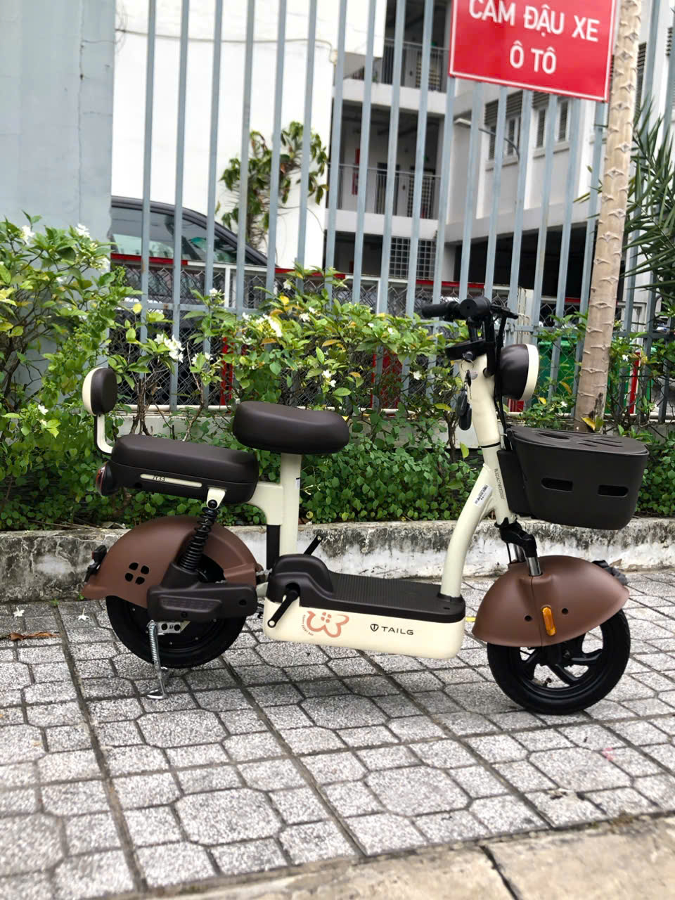 Sàn để chân rộng rãi, chống trượt