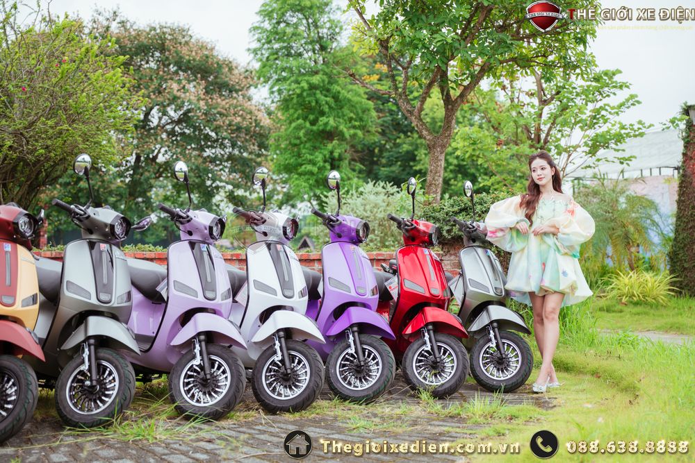 Trong bối cảnh người tiêu dùng ngày càng quan tâm đến những mẫu xe tay ga tiết kiệm nhiên liệu, dễ sử dụng và có thiết kế thời trang, Victoria AT88 Pro 50cc nổi lên như một lựa chọn lý tưởng trong năm 2025. Với thiết kế mang phong cách châu Âu hiện đại kết hợp động cơ êm ái và khả năng vận hành ổn định, mẫu xe này đang được nhiều người dùng, đặc biệt là học sinh sinh viên và người mới đi xe, ưu tiên lựa chọn. Hãy cùng Xedien khám phá vì sao Victoria AT88 Pro 50cc lại được đánh giá cao đến vậy. Mô tả ngoại hình xe ga Victoria AT88 Pro 50cc Dòng Victoria AT88 Pro 50cc mang đến một diện mạo mới lạ, trẻ trung và thời thượng trong phân khúc xe ga 50cc. Thiết kế lấy cảm hứng từ Vespa cổ điển nhưng được cách tân mạnh mẽ để phù hợp với phong cách sống hiện đại. Kiểu dáng tổng thể cân đối Victoria AT88 Pro 50cc sở hữu kiểu dáng bo tròn mềm mại, thanh lịch đúng phong cách scooter Ý. Kích thước tổng thể 1.750mm x 710mm x 1.110mm giúp xe gọn gàng nhưng vẫn tôn dáng người lái. Sự tinh tế thể hiện trong từng chi tiết như các đường viền mạ kim loại, cụm đèn LED sắc nét và bộ tem thương hiệu Victoriamạ crom sáng bóng ở phần đầu và đuôi xe. Màu sắc của xe đa dạng, phối màu nổi bật mang hơi hướng năng động, phù hợp với giới trẻ, đặc biệt là học sinh, sinh viên hoặc người mới bắt đầu đi xe máy. Mặt nạ trước và cụm đầu xe Phần mặt nạ trước của AT88 Pro được thiết kế nổi bật với cụm xi nhan LED nằm đối xứng hai bên như đôi mắt sắc lẹm. Trung tâm mặt nạ là logo Victoria sang trọng, vừa tăng tính nhận diện thương hiệu, vừa tạo điểm nhấn thị giác mạnh mẽ. Phía trên, đồng hồ trung tâm là dạng điện tử hiện đại, hiển thị rõ nét các thông tin cần thiết như tốc độ, quãng đường, mức nhiên liệu… Dải viền crom sáng bóng xung quanh mặt đồng hồ góp phần làm tăng sự cao cấp cho xe ga 50cc. Hệ thống công tắc điều khiển được thiết kế tối giản, dễ làm quen, tương tự như các dòng xe phổ thông phổ biến hiện nay. Yên xe và sàn để chân Một điểm mạnh đáng chú ý của Victoria AT88 Pro 50cc là tư thế ngồi cực kỳ thoải mái. Yên xe liền khối, thiết kế vát nhẹ về sau giúp người ngồi sau cao hơn, tạo cảm giác vững vàng. Chất liệu yên da mềm cao cấp cho trải nghiệm êm ái, dễ chịu dù di chuyển đường dài. Chiều cao yên hợp lý, tay lái vừa tầm và sàn để chân rộng rãi giúp người lái dễ điều khiển mà không bị gò bó. Mặt sàn còn được thiết kế các gờ chống trượt, tiện lợi khi để thêm balo, túi xách trong quá trình di chuyển. Cốp xe rộng, ổ khóa đa năng, có móc treo đồ Xe ga Victoria AT88 Pro 50cc chinh phục người dùng với hệ thống chứa đồ cực kỳ thực dụng, phù hợp với nhu cầu di chuyển hằng ngày. Phần cốp chính nằm dưới yên xe có dung tích tương đối lớn, cho phép đựng vừa mũ bảo hiểm nửa đầu, túi xách, áo mưa hay nhiều vật dụng cá nhân khác mà vẫn đảm bảo sự gọn gàng.  Ngoài ra, xe còn được tích hợp cốp phụ phía trước kéo dài từ trái sang phải, rất tiện lợi để cất giữ các đồ vật nhỏ như khẩu trang, mắt kính, điện thoại hay thậm chí là một chai nước nhỏ. Không dừng lại ở đó, Victoria AT88 Pro 50cc còn trang bị móc treo đồ thông minh ở phần đầu xe, giúp người dùng dễ dàng treo túi xách, balo nhẹ mà không ảnh hưởng đến không gian để chân, mang lại sự tiện dụng tối đa khi di chuyển trong nội đô. Hệ thống đèn, vành, lốp, phuộc xe Cụm đèn pha LED dạng tổ ong của xe ga 50cc Victoria không chỉ đẹp mắt mà còn tăng khả năng chiếu sáng vào ban đêm. Bao quanh đèn pha là viền crom to bản nâng tầm thẩm mỹ. Đèn hậu và xi nhan trước/sau đều dùng công nghệ LED giúp tiết kiệm điện, bền bỉ và an toàn khi vận hành. Bánh xe trang bị lốp không săm Kenda 90/90-10 cả trước và sau, có độ bám đường cao, vận hành ổn định trên mọi loại địa hình. Vành hợp kim đúc chắc chắn, phối cùng phuộc giảm chấn thủy lực trước – sau giúp xe vận hành êm ái, hạn chế rung xóc khi đi qua đường gồ ghề. Ngoài ra, xe còn có công tắc ngắt máy khi gạt chân chống tăng thêm độ an toàn cho người sử dụng. Động cơ và vận hành của xe ga Victoria AT88 Pro 50cc Victoria AT88 Pro 50cc được trang bị động cơ xăng 4 kỳ, 1 xi-lanh, làm mát bằng không khí. Với dung tích 49.5cm³, xe đạt vận tốc tối đa khoảng 55km/h, đủ đáp ứng nhu cầu di chuyển hàng ngày trong phố mà vẫn đảm bảo tiết kiệm nhiên liệu và an toàn khi vận hành. Vận hành tự động đơn giản Mẫu xe máy 50cc này sử dụng hệ thống vận hành tự động hoàn toàn, người lái chỉ cần vặn ga là xe chạy, không cần sang số. Đây là điểm cộng lớn cho những người chưa quen điều khiển xe máy hoặc học sinh, sinh viên cần một phương tiện gọn nhẹ, dễ điều khiển. Tải trọng cao Với trọng lượng 89kg và tải trọng lên đến 160kg, Victoria AT88 Pro 50cc có khả năng chở người và đồ đạc khá tốt mà vẫn giữ được độ ổn định khi chạy. Xe di chuyển êm ái ngay cả khi chở hai người, giúp bạn yên tâm hơn khi dùng hàng ngày. Phanh an toàn, hệ thống giảm xóc hợp lý Xe sử dụng phanh đĩa trước và phanh kéo sau, mang đến hiệu quả phanh tốt trong các tình huống cần giảm tốc gấp. Hệ thống phanh này kết hợp cùng giảm xóc giúp xe vận hành êm ái, ổn định trên nhiều loại mặt đường. Bình xăng 4 lít, dễ bảo trì Dung tích bình xăng 4 lít đủ để bạn di chuyển nhiều ngày liền mà không phải đổ xăng thường xuyên. Xe còn dùng loại acquy 12V-6A dễ tìm và thay thế, với dung tích nhớt máy là 0,7 lít khi thay và 1 lít khi rã máy, giúp người dùng dễ dàng bảo dưỡng định kỳ. Ưu điểm của xe ga Victoria AT88 Pro 50cc Victoria AT88 Pro 50cc là mẫu xe tay ga không cần bằng lái được yêu thích trong năm 2025 nhờ vào sự kết hợp giữa thiết kế thời trang, vận hành ổn định và tiện ích sử dụng vượt trội. Dưới đây là những ưu điểm nổi bật giúp Victoria AT88 Pro 50cc trở thành lựa chọn đáng cân nhắc. Thiết kế thời trang, sang trọng và thu hút Victoria AT88 Pro 50cc sở hữu ngoại hình mang phong cách Vespa cổ điển pha hiện đại. Xe có kiểu dáng bo tròn mềm mại, tổng thể nhỏ gọn nhưng vẫn nổi bật nhờ mặt nạ trước được viền kim loại sáng, cụm đèn LED dạng tổ ong độc đáo và các chi tiết mạ crom sáng bóng như viền đồng hồ, tay nắm sau hay logo thương hiệu. Màu sắc trẻ trung, đa dạng giúp xe dễ dàng phù hợp với nhiều phong cách cá nhân khác nhau. Xem thêm: Xe Ga 50cc Victoria AT88 Viral Trang bị tiện nghi vượt trội Victoria AT88 Pro 50cc nổi bật với nhiều trang bị tiện nghi vượt trội dù là mẫu xe 50cc phổ thông. Xe được trang bị đồng hồ điện tử hiện đại, hiển thị đầy đủ các thông số quan trọng như tốc độ, lượng xăng và tổng quãng đường, giúp người lái dễ dàng theo dõi khi vận hành. Cốp chính rộng rãi đặt dưới yên xe có thể chứa được mũ bảo hiểm nửa đầu, túi xách hay áo mưa, trong khi cốp phụ phía trước kéo dài rất tiện lợi để đựng các vật dụng nhỏ như điện thoại, khẩu trang hay bình nước.  Hệ thống móc treo đồ ngay dưới ổ khóa giúp người dùng thoải mái treo túi xách hoặc cặp sách mà không làm ảnh hưởng đến không gian để chân. Đặc biệt, ổ khóa đa năng tích hợp nhiều chức năng như khóa cổ, mở yên và khởi động chỉ với một thao tác, đi kèm 2 chìa khóa cơ rất tiện lợi và an toàn, góp phần nâng cao trải nghiệm sử dụng cho người dùng. Dễ sử dụng, vận hành đơn giản Là dòng xe tay ga tự động hoàn toàn, Victoria AT88 Pro 50cc rất dễ điều khiển, phù hợp cho người chưa từng chạy xe máy hoặc học sinh, sinh viên chưa có bằng lái. Người dùng chỉ cần vặn tay ga là xe chạy, không cần sang số hay côn phức tạp. Đây là lựa chọn hoàn hảo cho các bạn trẻ cần phương tiện đi học, đi làm hàng ngày. Khả năng vận hành êm ái Xe trang bị động cơ 4 kỳ, 1 xi-lanh, làm mát bằng không khí có dung tích 49.5cm³, cho vận tốc tối đa lên tới 55km/h đủ để đi lại trong thành phố hay khu dân cư. Trọng lượng xe 89kg kết hợp với bộ giảm xóc thủy lực trước sau giúp xe giữ thăng bằng tốt, di chuyển ổn định, không bị xóc khi đi qua các đoạn đường gồ ghề. Hệ thống phanh đĩa trước, phanh kéo sau giúp kiểm soát tốc độ hiệu quả, nâng cao độ an toàn khi sử dụng. Lốp Kenda không săm bám đường tốt, hạn chế trơn trượt, giúp bạn tự tin trong mọi điều kiện thời tiết. Tiết kiệm nhiên liệu và chi phí sử dụng Một điểm cộng lớn khác của Victoria AT88 Pro 50cc là khả năng tiết kiệm nhiên liệu. Với dung tích bình xăng 4 lít và mức tiêu hao chỉ khoảng 2.2l / 100km, người dùng có thể yên tâm di chuyển đường dài mà không cần lo tiếp nhiên liệu thường xuyên. Ngoài ra, xe sử dụng ắc quy 12V6A phổ biến, dễ thay thế với chi phí hợp lý, giúp tiết kiệm trong dài hạn. Tin tức: Chi tiết về xe ga 50cc Victoria Scooter đèn tròn Giá bán xe ga Victoria AT88 Pro 50cc Hiện tại, Victoria AT88 Pro 50cc được phân phối với giá gốc là 23.900.000 đồng nhưng hiện đang được giảm giác còn 20.990.000 đồng. Đây là mức giá phù hợp với chất lượng, thiết kế và các tính năng mà mẫu xe này mang lại, nhất là khi so sánh với các dòng xe ga 50cc khác trên thị trường.  Mức giá ưu đãi này không chỉ giúp khách hàng tiết kiệm chi phí mà còn là cơ hội tuyệt vời để sở hữu một chiếc xe ga 50cc chất lượng, bền bỉ, vận hành ổn định và thiết kế thời trang như Victoria AT88 Pro. Với mức giá cạnh tranh cùng các chính sách hậu mãi, bảo hành rõ ràng từ thương hiệu, đây thực sự là lựa chọn đáng cân nhắc cho những ai đang tìm kiếm một chiếc xe ga 50cc phù hợp cho nhu cầu di chuyển hàng ngày. Nếu bạn đang quan tâm đến mẫu xe này, hãy đến các đại lý của Xedien để được tư vấn chi tiết và nhận thêm các ưu đãi hấp dẫn. Đầu tư vào Victoria AT88 Pro 50cc là lựa chọn thông minh với mức giá hợp lý đi kèm nhiều tiện ích nổi bật. Nếu bạn đang tìm kiếm một chiếc xe tay ga 50cc vừa đẹp, vừa dễ lái lại tiết kiệm chi phí thì Victoria AT88 Pro 50cc chính là sự lựa chọn đáng cân nhắc trong năm 2025. Không chỉ chinh phục người dùng nhờ ngoại hình bắt mắt, mẫu xe này còn ghi điểm bởi sự bền bỉ, tiện lợi và an toàn trong vận hành. Đừng quên ghé thăm hệ thống cửa hàng chính hãng của Xedien để trải nghiệm thực tế và nhận được những ưu đãi tốt nhất khi mua xe Victoria AT88 Pro 50cc.