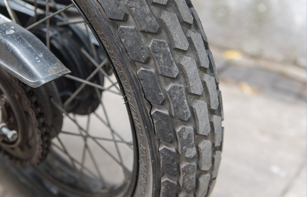 Lốp xe máy bị hư