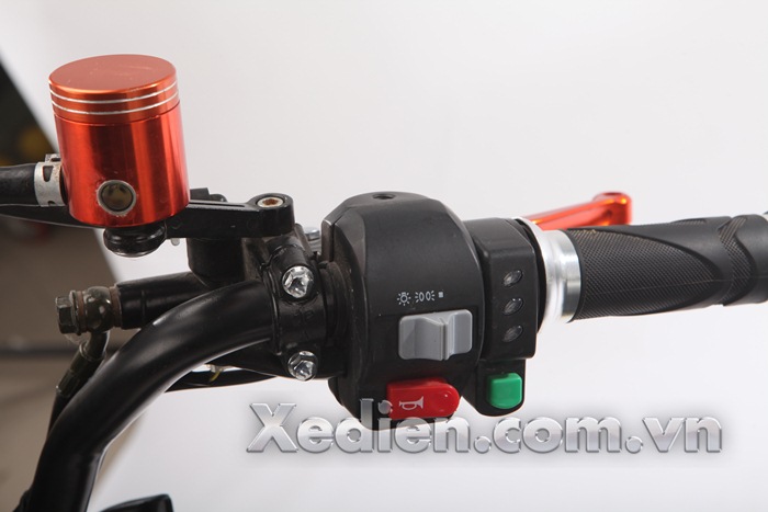 Tay ga xe điện Xmen Yadea 5-2015 tay-ga-xe-xmen-yadea-5-2015