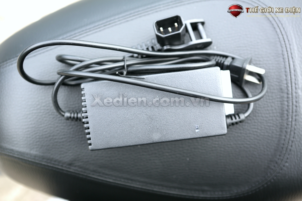 bộ sạc điện của xe giant m133p plus bộ sạc điện của xe giant m133p plus