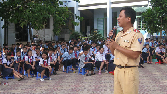 Tuyên truyền học sinh về kiến thức khi tham gia giao thông