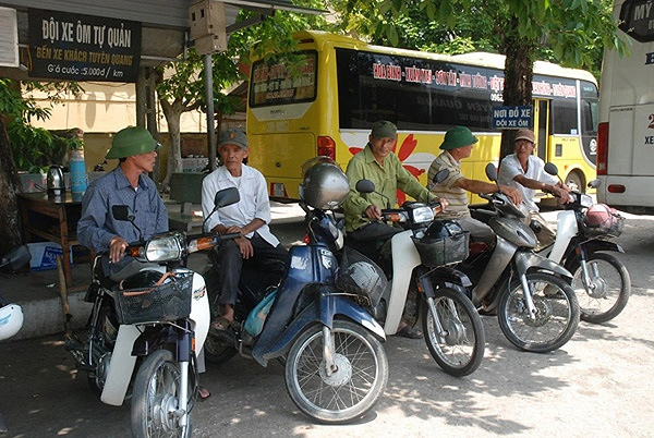 “Chặng cuối” cho xe chạy xăng: Xe ôm, shipper sẽ xoay chuyển ra sao trước làn sóng thay đổi tại Hà Nội?