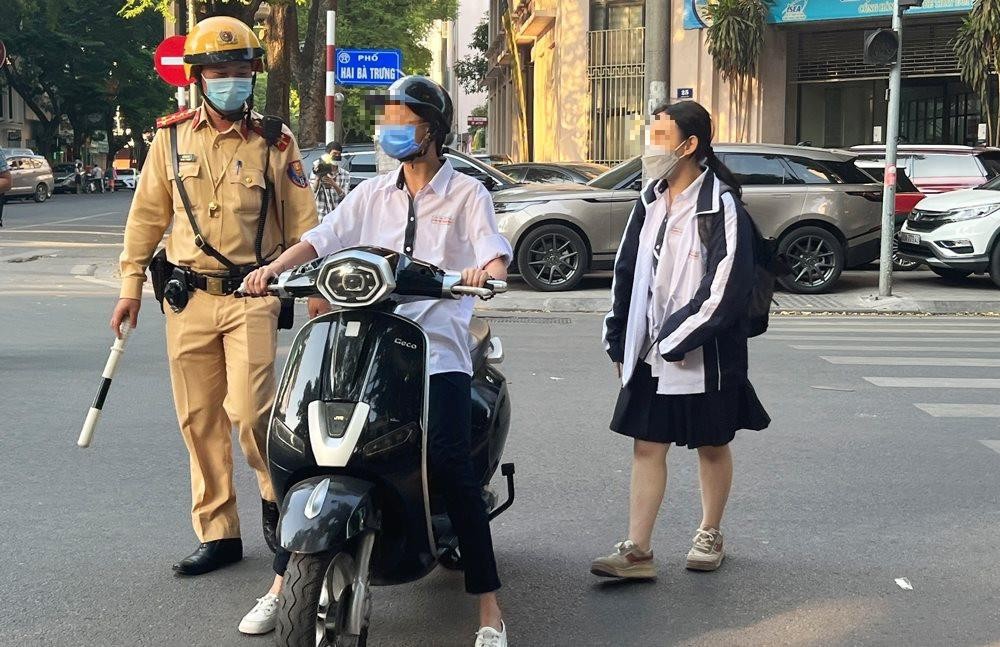 Phạt đến 10 triệu: trẻ dưới 16 tuổi đi xe điện không còn là chuyện nhỏ