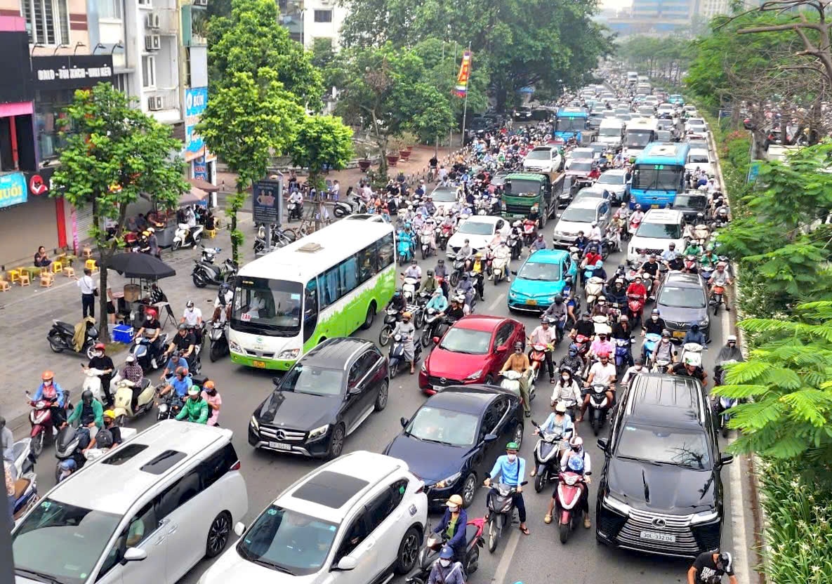 Hà Nội chỉ hạn chế xe xăng theo khu vực & khung giờ tại Vành đai 1, người dân vẫn di chuyển bình thường