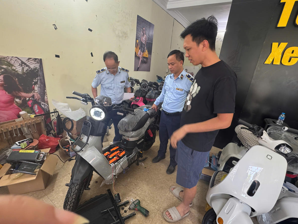 Sức ép pháp lý siết chặt các cơ sở “độ” xe đạp điện thành xe máy điện trái phép tại Hà Nội