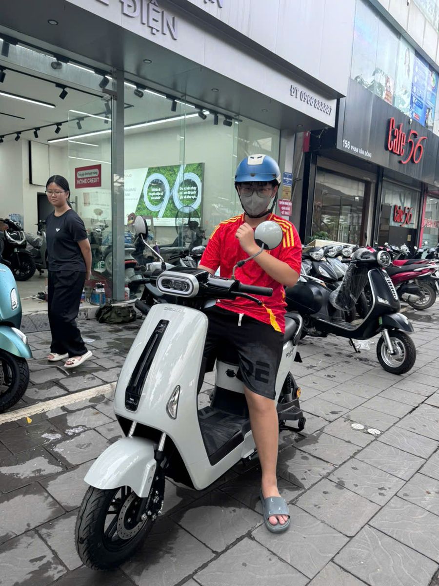 Khách Hàng Hài Lòng Nhận Xe Đạp Điện Dibao Ryan Màu Trắng