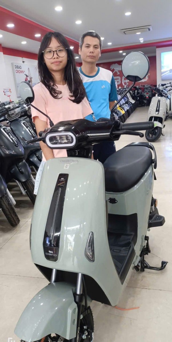 Em Gái Được Bố Tặng Chiếc Xe Điện Dibao Ryan Đi Học