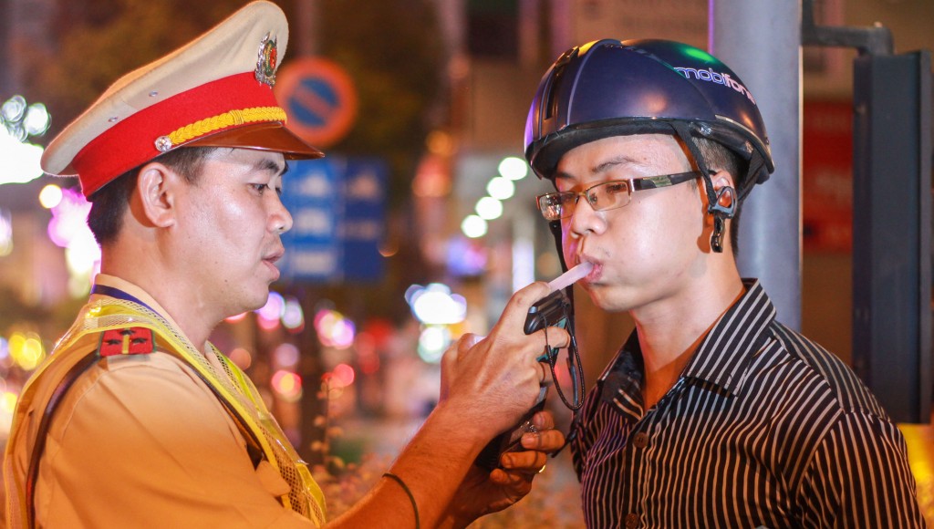 Luật cấm bia rượu vừa ban hành xe điện đã cháy hàng